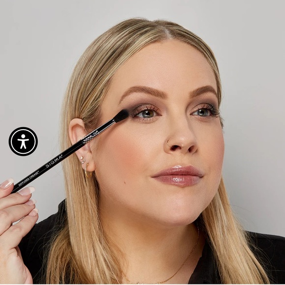 Sigma Beauty E38 DIFFUSED CREASE™ BRUSH - Picture 2 of 6